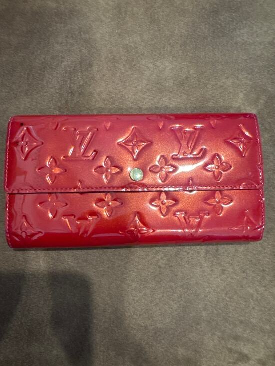 Louis Vuitton Handbags - Louis Vuitton Monogram Vernis Sarah Wallet in Pomme D’Amour